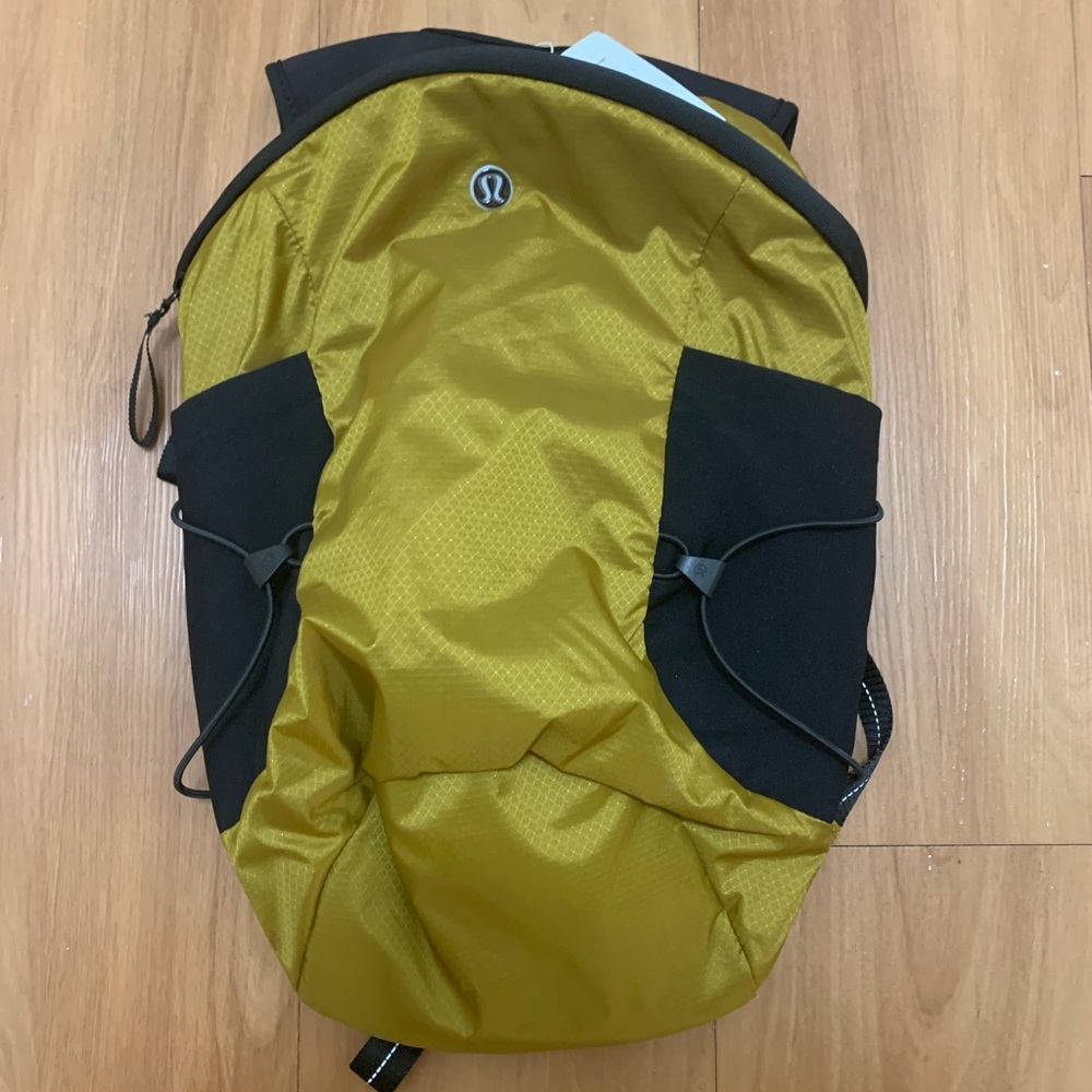 Lululemon run all day backpack in yellow and black